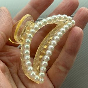Pearl hair clip